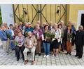 Bild: gri
Die Ehejubilare aus der Pfarrei Wutschdorf mit Pfarrer Moses Gudapati (rechts) und der Sprecherin des Pfarrgemeinderats, Johanna Köbler (hinten links).