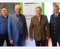 Bild: Kunz
Bei der Bezirksversammlung der Oberpfälzer Verkehrswachten wurde Gernot Schötz (Zweiter vonr rechts) im Amt bestätigt. Weiter zu sehen (von links) Manfred Raubold, Josef Argauer und Klaus Müller.