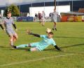 Bild: heh
Der TSV Waldershof gewann am Sonntag beim ASV Waldsassen mit 5:2. Hier erzielt der dreifache Torschütze Philipp Bertsch (links) das 2:0, ASV-Torwart Jan Altrock ist ohne Abwehrchance. Rechts ASV-Akteur Maximilian Menzl.