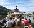 Bild: Walter Heldrich/exb 
Reisende von "Feuerhof on Tour" genießen ihre Dampferfahrt auf der Elbe.