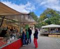 Bild: mab
Wenige Besucher nahmen das Angebot der Standlbetreiber in der Schlosstraße zum Einkauf wahr.