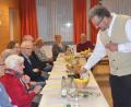 Bild: Kunz
Pfarrvikar Achim Dittrich schenkt ein.