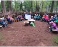 Bild: adj
Eine Spende über 1000 Euro überreichten Vorstandsmitglieder des OWV an den Waldkindergarten Parkstein.