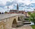 Symbolbild: Armin Weigel/dpa
Ein 28-Jähriger aus Amberg hat am Freitag einen 20-jährigen Syrer von der Steinernen Brücke in Regensburg gestoßen.