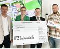 Bild: lst/exb
Strahlende Gesichter bei der Spendenübergabe: HPZ-Vorstandsvorsitzender Christian Stadler (links), Vorstandsmitglied Claudia Prommersberger (Zweite von links) und HPZ-Mitarbeiter Moritz Hummel (rechts) freuen sich über den Spendenscheck in der Höhe von 3000 Euro, den Christian Wolf, Weidener Filialleiter der UniCredit-Bank, überreichte.
