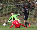 Bild: Dieter Jäschke
Das 3:1 für den TSV Erbendorf: Sandro Hösl (rechts) erzielt das zweite seiner drei Tore beim Erbendorfer 5:3-Sieg in Irchenrieth. DJK- Torwart Mario Bohnenstengel und Teamkollege Jakob Hammer sind machtlos.
