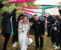 Bild: kro
Ein langes Ehrenspalier durchschritten Jasmin und Kevin Kasecker nach ihrer kirchlichen Hochzeit in der Steinbergkirche. Der Bärnauer Chor Klangfarben sang nicht nur beim Brautgottesdienst, er stand anschließend auch für das Brautpaar Spalier.