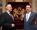 Archivbild: Wolfgang Steinbacher
Im März 2020 hatte Innenminister Joachim Herrmann (links) die Amberger Synagoge besucht, mit Rabbiner Elias Dray (rechts) und Gemeindemitgliedern über die Sicherheit von Menschen jüdischen Glaubens in Bayern und über Antisemitismus gesprochen. Beide Themen sind durch den Terror der Hamas in Israel wieder sehr aktuell geworden.