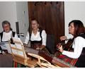 Bild: wro
Margareta Bayer, Monika Bayer und Maria Spitzhirn kommen aus dem Landkreis Schwandorf. Die "Schönseer Moidla" unterhielten bei der Museumsnacht in Burg Falkenberg.