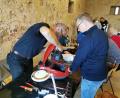 Bild: Hans Yberle/exb
Viele Besucher der Repair-Cafés packen bei der Reparatur auch selbst mit an.