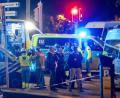 Bild: Hatim Kaghat/dpa
Polizisten stehen am Tatort. In Brüssel sind am Montagabend zwei Menschen erschossen worden.
