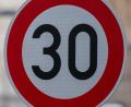 Symbolbild: Hendrik Schmidt/dpa
Welche Straßen im Gemeindebereich Plößberg können auf Tempo 30 reduziert werden? Darüber diskutierte der Marktrat.