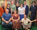 Bild: Sabine Kemptner/exb
Die Darsteller des Herbsttheaters: (hintere Reihe von links) Maresa Schieder (Souffleuse), Emilia Langer, Jakob Böhm, Verena Koch, Sandra Schieder, Kilian Plank und Jonas Strunk; (vordere Reihe von links) Peter Müller, Simone Schönberger und Sebastian Uebel.