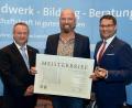 Bild: Fotostudio Schwarz/exb
Harald Kraus (Mitte) aus Vohenstrauß erhielt vom Vizepräsidenten der Handwerkskammer, Christian Läpple (links), und Geschäftsführer Alexander Stahl seinen Goldenen Meisterbrief.