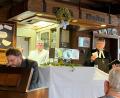Bild: Max Klose/exb
Gerd Hennecke am Harmonium (links), hinter dem Tresen Wirt Armin Ertel und Dekan Karlhermann Schötz. Der Tresen war mit einem weißen Tuch zum Altar gemacht und mit Hopfenkränzen für den Gottesdienst verziert worden.