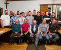 Bild: bsc
TSV-Vorsitzender Johannes Härtl (links) gratulierte der Sparte Eisstock des TSV Friedenfels zur erfolgreichen Saison 2023. Eisstock-Spartenleiter Martin Streim (sitzend, links) lobte die Leistungen der beiden ältesten Akteure, Alfred Weidner (vorne, Mitte) und Johann Wurm (mittlere Reihe, Zweiter von links).