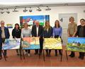 Bild: ubb
Klaus Sackstraus, Petra Gehring, Angelika Sticht, Peter Gold, Tatjana Till, Christine Henrich, Zweiter KVT-Vorsitzende Kerstin Rumswinkel und Museumsleiterin Birgit Plößner (von links) präsentierten die mit Kunst aufpolierten Beistelltische.
