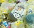 Symbolbild: Patrick Pleul/dpa
Plastikbecher, Getränketüten, Aluminiumdeckel, Styropor, Folien: Täglich fallen riesige Mengen dieser leichten Verkaufsverpackungen an.