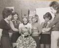 Bild: Studio Weiden Friseurschule
Es war die Zeit der kurzen Röcke, der Plateau-Sandalen, der bunten Muster und der Pony-Frisuren: 1973 wurde die Friseurschule Müller gegründet. Heuer feiert sie 50. Geburtstag. Das Bild zeigt eine Ausbildungssituation für Meisterschüler in der Anfangszeit. An der Frisur arbeitet Elisabeth Müller.