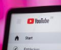 Bild: Fabian Sommer/dpa
Yputube hat angekündigt, dass es seinen Nutzerinnen und Nutzern, Nachrichten bald gebündelt auf einer Seite angezeigen wird.