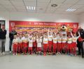 Bild: Jahn Regensburg/exb
Groß ist der Jubel und die Vorfreude der DJK-Kinder. Martin Fechner (rechts) hatte sich für sie als Einlaufkinder beim SSV Jahn Regensburg erfolgreich beworben.