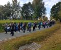 Bild: gi
Mit der Moosbacher Blasmusik unter Leitung von Franz Sturm ziehen die Wallfahrer, Abordnungen und Vereine zum Übersetzungsfest zur Wieskirche.