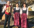 Bild: Renate Zupfer-Vilas/exb
Die Zupfer-Moidln spielen gemeinsam mit Gerhard Reber beim Auftakt der Neustädter Dotschkirwa in Neustadt/WN auf.