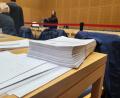 Bild: Würth, Wolfgang
1100 Seiten Anklageschrift. Weil die elektronische Zustellung nicht nach den rechtlichen Vorgaben erfolgte, wurde die Schrift am Mittwoch auf Papier an die Beteiligten ausgeteilt.