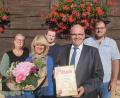 Bild: Gemeinde Bad Neualbenreuth/exb
Ingrid Schleicher (Zweite von links) feierte jetzt 40. Dienstjubiläum bei der Gemeinde Bad Neualbenreuth. Bürgermeister Klaus Meyer (Zweiter von rechts) gratulierte mit einer Urkunde und einem Blumengebinde; die Mitarbeitenden im Rathaus schlossen sich den guten Wünschen an.