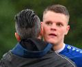 Bild: Werner Franken
Niklas Lang (rechts) holt sich die Umarmung von Trainer Michael Riester ab: Nach der überzeugenden Leistung beim 3:0 in Deggendorf will die SpVgg SV Weiden gegen die SpVgg Osterhofen nachlegen.