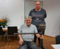 Bild: tra
Inthronisation des alten und neuen Vereinskini Michael Scharl durch den Feuerwehrvorsitzenden Gerald Wiesen in Ensdorf.