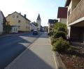 Bild: Houschka
Die Ortsmitte von Dürnsricht: Sie könnte beschaulich sein und weiterentwickelt werden, wenn da nicht der Verkehr wäre, der Tag und Nacht auf einer Staatsstraße durch das Dorf rollt.