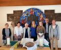 Bild: Amberg/exb
Sie freuten sich über die Gaben (von links): Doris Benedix (neue Mesnerin), Susanne Herding (Kirchenvorsteherin), Waltraud Mayerl, Babette Rast (alte Mesnerinnen), Theresa Amberg (Pfarrerin),
Celina Fink (alte Mesnerin), Walter Müller (Kirchenvorsteher) und Stefan Weidenhammer (Kirchenvorsteher).
