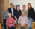 Bild: frd
Bei guter Gesundheit feiert die Teunzerin Franziska Zimmet (im Bild vorne links) im Oberviechtacher Alten- und Pflegeheim ihren 90. Geburtstag. Neben der Familie gratulieren auch Bürgermeister Rudolf Teplitzky, Altenheim- Geschäftsführerin Michaela Mösbauer und Heimleiterin Sonja Horn, wie auch der Weggefährte der Jubilarin, Martin Bauer.
