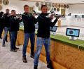 Bild: R. Kreuzer
Der Schützenverein hat eine elektronische Schießanlage installiert, den ersten Schuss setzten Gäste. Von rechts: Bürgermeister Ernst Lenk, zweiter Schützenmeister Stefan Koller, Georg Reil, Andy Latton, Sportleiterin Bettina Robl, Schützenmeister Josef Robl.