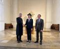 Bild: Susanne Herding/exb
Dekan Schötz gratulierte Dr. Kerstin Schatz zur Doktorwürde, rechts Stefan Weidenhammer als Vertreter der musikalischen Gruppen im Bezirk Sulzbach-Rosenberg.