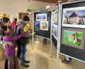 Bild: mor
Rund 200 Besucher waren begeistert von der Ausstellung der Fotofreunde im Pfarrsaal. Die Gäste bewerteten die Bilder und rätselten bei der Frage „Kennen Sie ihre Heimat“.