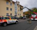 Bild: hmr
Bei der Rettung über die Drehleiter der Feuerwehr kam es auf die gute Zusammenarbeit und Absprache der Hilfsorganisationen und eine besonders sorgfältige Vorgehensweise an.
