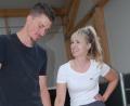 Bild: cvl
Peter und Janine Wührl. Der Milchviehbetrieb Wührl ist schon seit vielen Jahren gelistet für das Programm ,,Erlebnis Bauernhof“. Die entsprechenden Führungen übernahm bisher Sieglinde Wührl. Nach entsprechender Qualifizierung darf Janine Wührl die Betreuung der Schulklassen übernehmen.