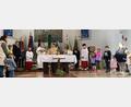 Bild: gis
Pfarrer Ferdinand Weinberger (Mitte) feierte den Gottesdienst mit Unterstützung der Kindergartenkinder und Fahnenabordnungen der Vereine.