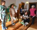 Bild: jr
Die Kindergruppe sang ein Lied und hatte am Vormittag im Workshop gebastelt.