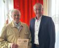 Bild: mrr
Michael Mayer freute sich über den Besuch von Bürgermeister Erwin Geitner (rechts) zu seinem 85. Geburtstag.