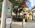 Bild: Gabi Schönberger
Der Defi am Schlörplatz ist wie die meisten in der Innenstadt derzeit außer Betrieb. Bis Ende des Monats soll er aber repariert und einsatzbereit sein.