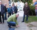Bild: Hirsch
Bauamtsmitarbeiter Dionys Bartmann zückt den Meterstab und ermittelt die Fahrbahnbreite.