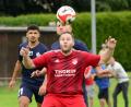 Bild: ham
Der Pfreimder Spielertrainer Bastian Lobinger (vorne) ist mit der Vorrunde nicht zufrieden und will in der Rückrunde angreifen.