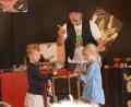 Bild: bkr
Zirkusdirektor Peter Hofmann begeisterte die Kinder mit seinen Zaubereien und band sie auf der Bühne mit ein.