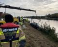 Bild: Berufsfeuerwehr Regensburg
Die Einsatzkräfte bergen den Audi mit einem Kran aus dem Donau-Schleusenkanal in Regensburg.