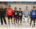 Bild: kro
Trainer Vaclav Drobny (links) mit den Neuzugängen des EHC Stiftland (von links): Matej Harkabus, Kevin Tausend, Daniel Smazal, Filip Grancarov und Marcus Koller.