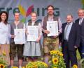 Bild: Hauke Seyfarth/StMELF/exb
Drei der neuen Meister aus dem Landkreis Neustadt mit (von links) Staatsministerin Michaela Kaniber: Tobias Bauer, Mirjam Schuderer und Alexander Mückl. Mit dabei: Gerhard Zäh, Präsident des Verbandes Garten-, Landschafts- und Sportplatzbau Bayern und Hermann Berchtenbreiter, Präsident des Bayerischen Gärtnerei-Verbandes.