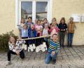 Bild: Bücherei Kastl bei Kemnath/exb
Stolz zeigen die Kinder ihre Eulen, die sie aus alten Buchseiten gebastelt haben.